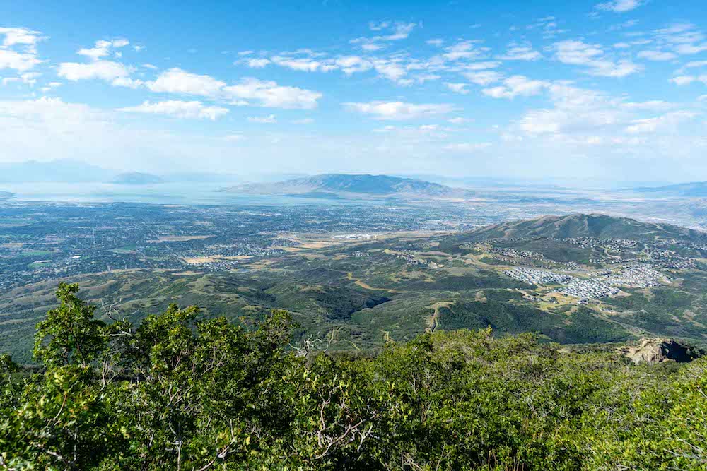 Προβολές που κοιτάζουν πίσω στο Peak View: Το Trailhead Ladder του Jacob