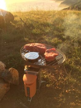 Steaks on the Biolite Stove Ψιλοκομμένες μπριζόλες στη σόμπα βιολίτη με σχάρα