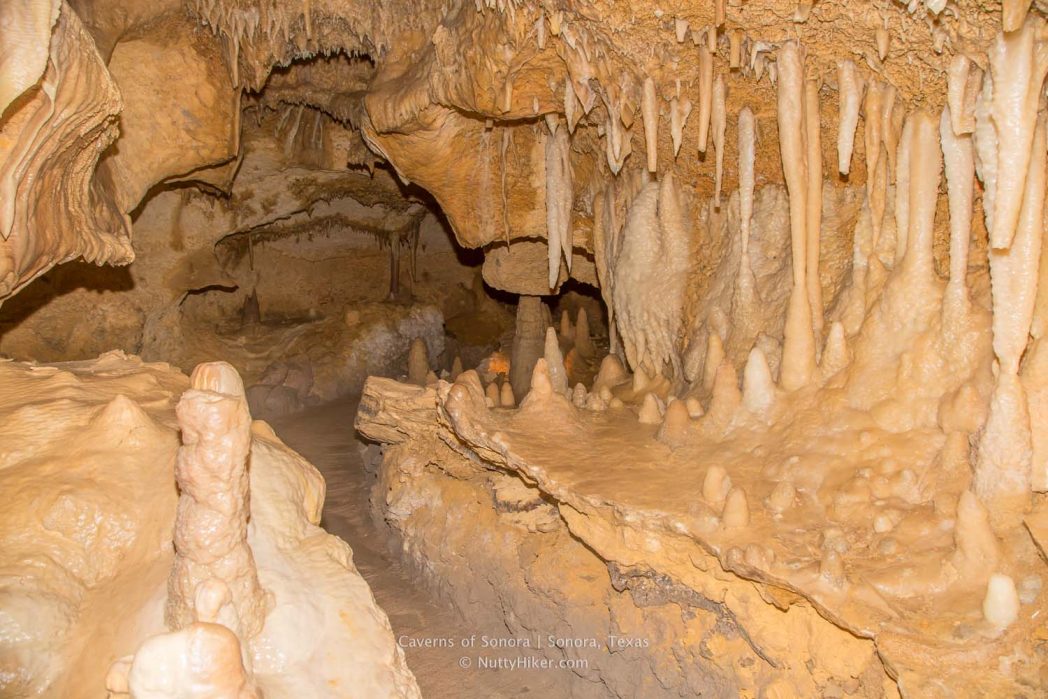 Τα σπήλαια Sonora ή τα σπήλαια της Sonora βρίσκονται στο Sonora του Τέξας και είναι ένα από τα πρώτα δέκα ταξινομημένα σπήλαια στις Ηνωμένες Πολιτείες.