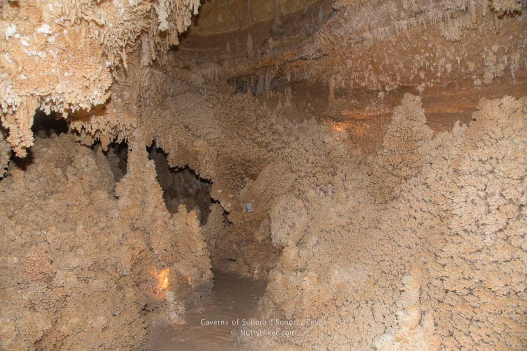 Τα σπήλαια Sonora ή τα σπήλαια της Sonora βρίσκονται στο Sonora του Τέξας και είναι ένα από τα πρώτα δέκα ταξινομημένα σπήλαια στις Ηνωμένες Πολιτείες.