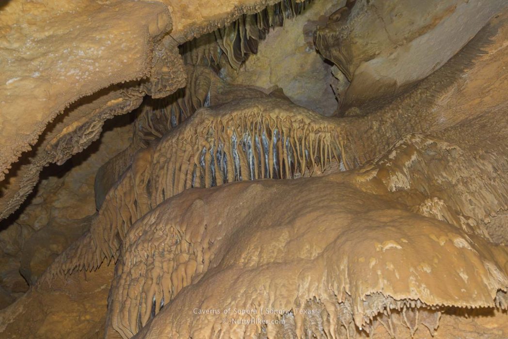 Τα σπήλαια Sonora ή τα σπήλαια της Sonora βρίσκονται στο Sonora του Τέξας και είναι ένα από τα πρώτα δέκα ταξινομημένα σπήλαια στις Ηνωμένες Πολιτείες.