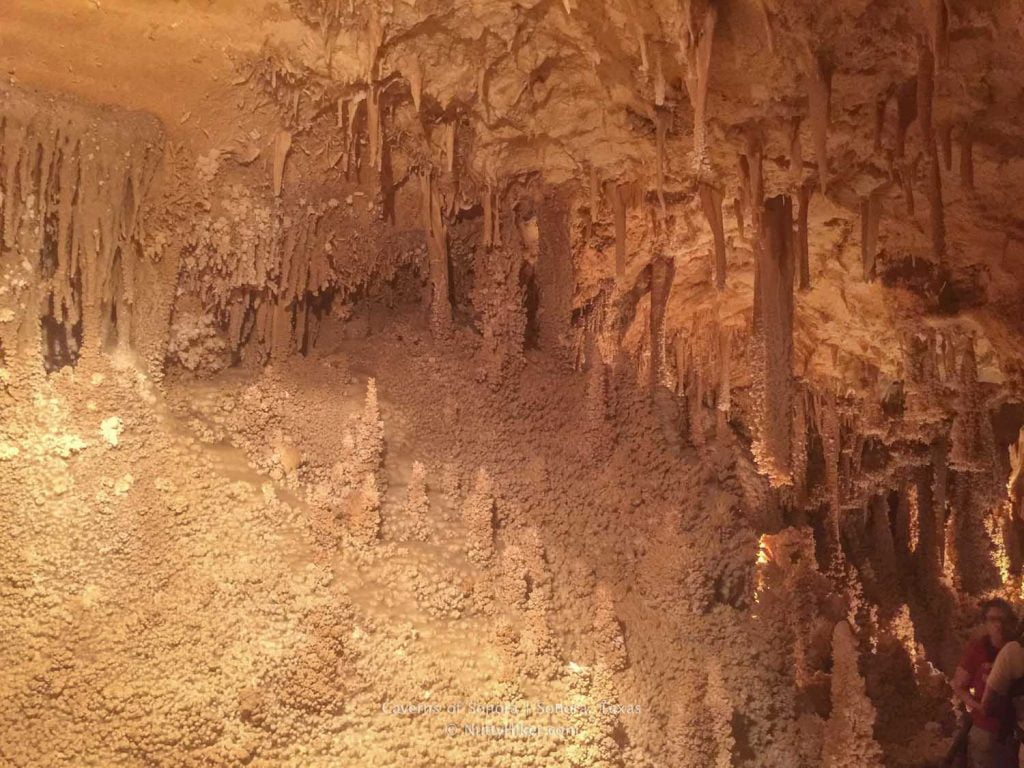 Τα σπήλαια Sonora ή τα σπήλαια της Sonora βρίσκονται στο Sonora του Τέξας και είναι ένα από τα πρώτα δέκα ταξινομημένα σπήλαια στις Ηνωμένες Πολιτείες.
