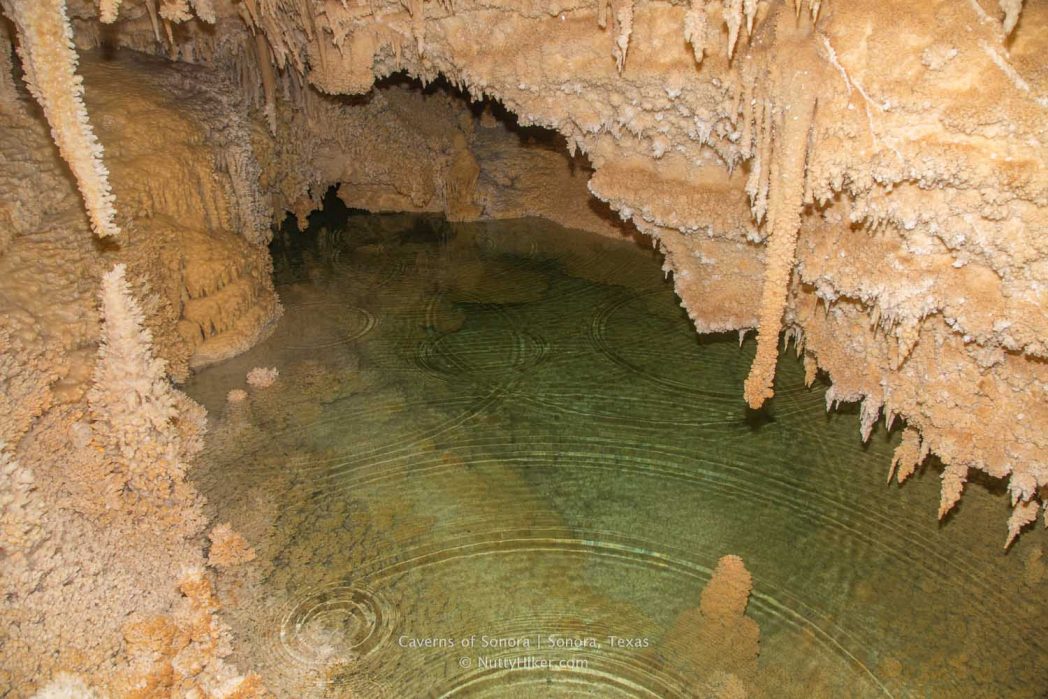 Τα σπήλαια Sonora ή τα σπήλαια της Sonora βρίσκονται στο Sonora του Τέξας και είναι ένα από τα πρώτα δέκα ταξινομημένα σπήλαια στις Ηνωμένες Πολιτείες.