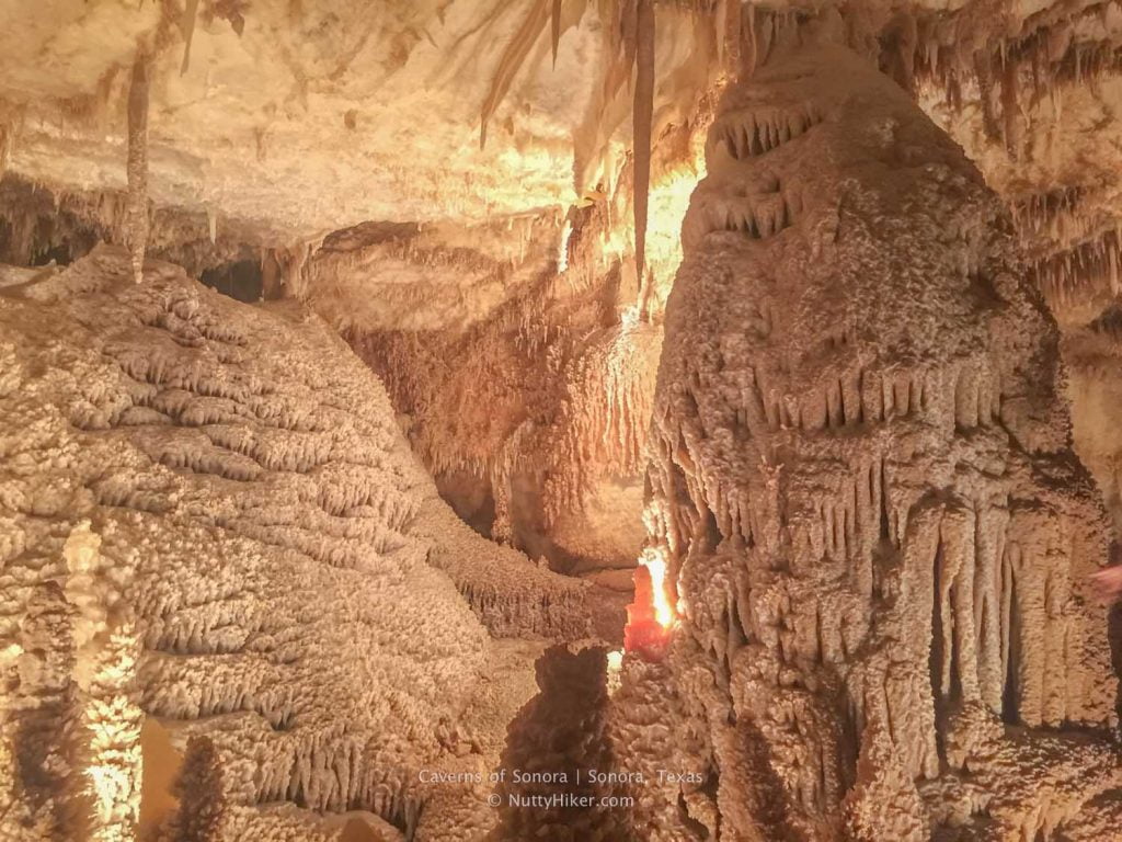 Τα σπήλαια Sonora ή τα σπήλαια της Sonora βρίσκονται στο Sonora του Τέξας και είναι ένα από τα πρώτα δέκα ταξινομημένα σπήλαια στις Ηνωμένες Πολιτείες.