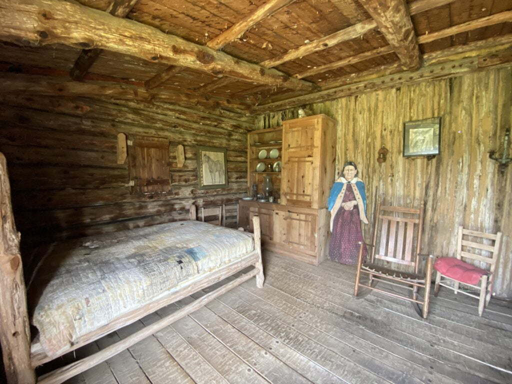 Μέσα σε μια καμπίνα στο ιστορικό ιστότοπο Old Fort Parker