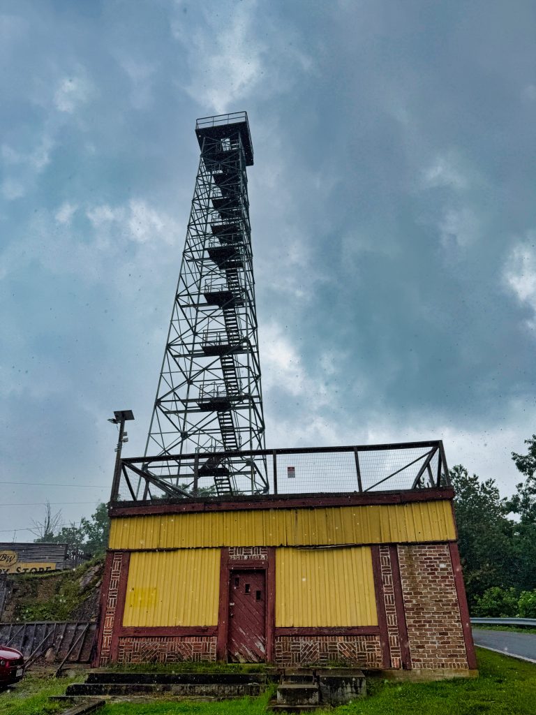 Προβολή του Big Walker Lookout Tower από το έδαφος