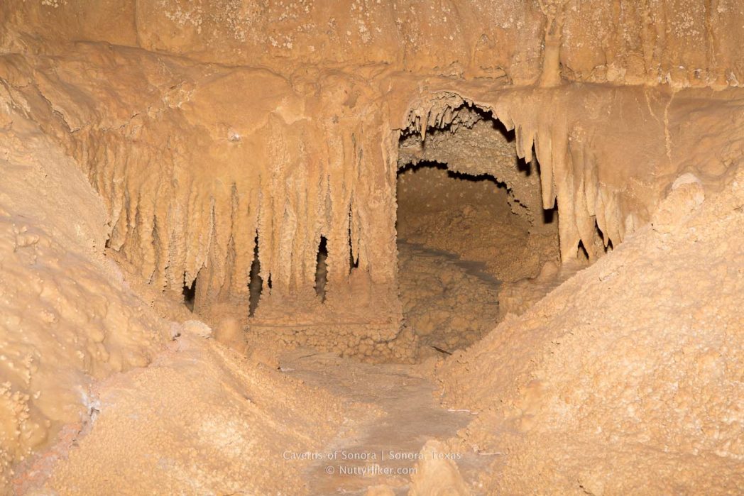 Τα σπήλαια Sonora ή τα σπήλαια της Sonora βρίσκονται στο Sonora του Τέξας και είναι ένα από τα πρώτα δέκα ταξινομημένα σπήλαια στις Ηνωμένες Πολιτείες.